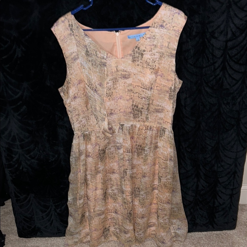 Elegant Sleeveless Dress in Earth Tones